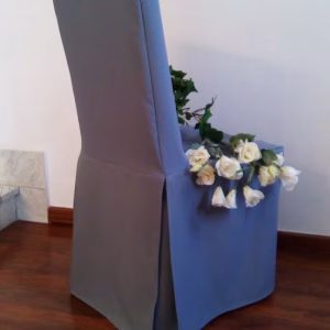 Coprisedia per ristorante modello Minimal in tessuto grigio azzurro, caratterizzato da linee tese, pulite e uno spacco laterale a soffietto per una vestibilità sartoriale impeccabile.