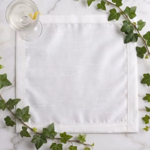 Tovagliolo da cocktail in stoffa colore bianco raso fiammato